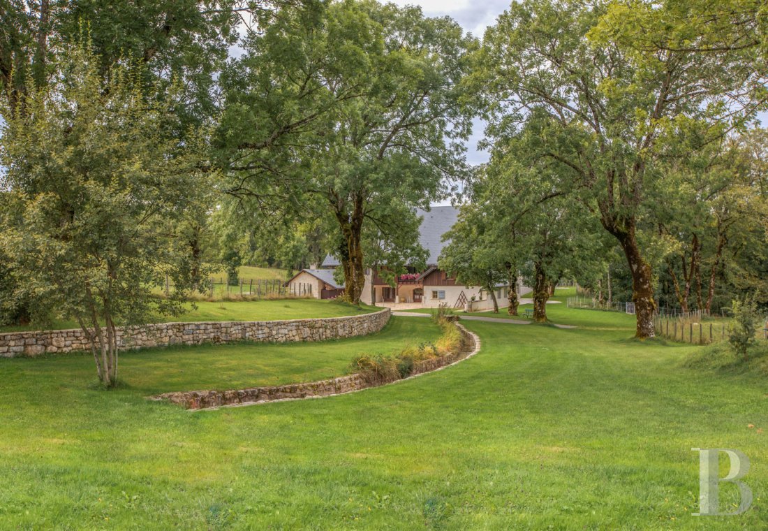 A former livestock farm which has been transformed into a vast, comfortable home near to Nantua in the Haut-Bugey region - photo  n°37